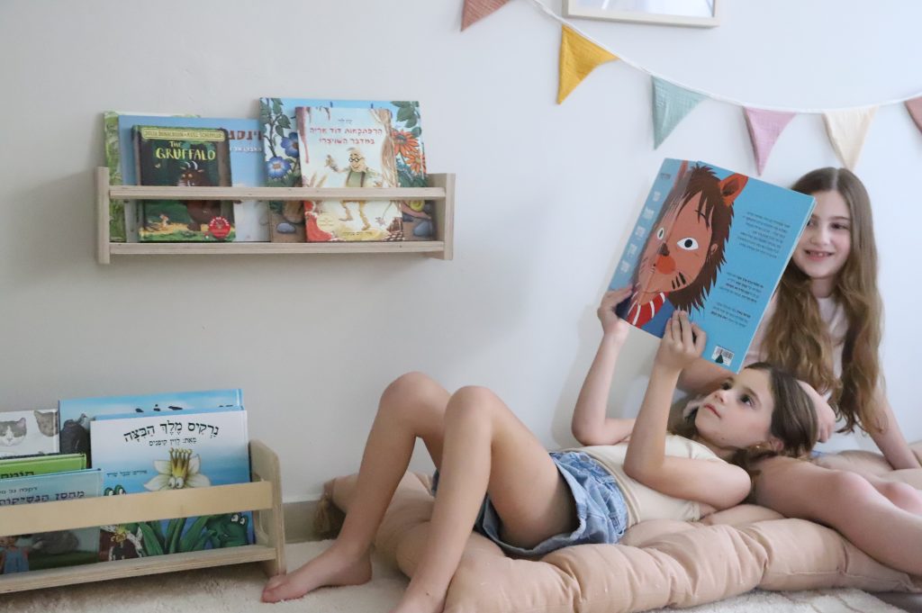 פינת קריאה לילדים, מעמד ספרים, מעמד ספרים מעץ, מעמד ספרים מונטסורי, עידוד קריאה בקרב ילדים, עידוד קריאה, מדף ספרים מעוצב, מדף ספרים מעץ, עיצוב חדר ילדים, ריהוט לחדר ילדים, ChildWood